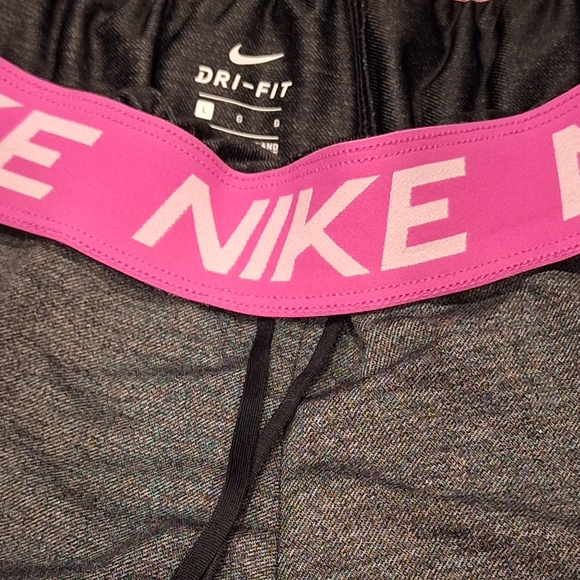 Nike Women's Training Shorts - Picture 11 of 11